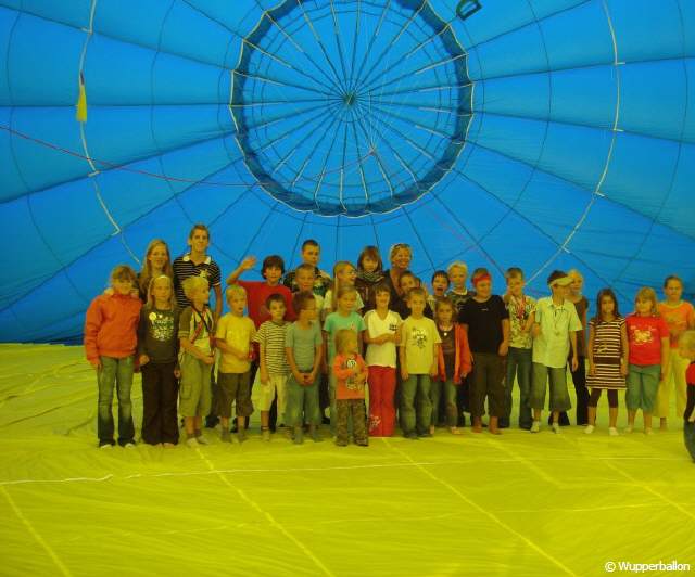 Kindergruppe in einer Ballonhülle